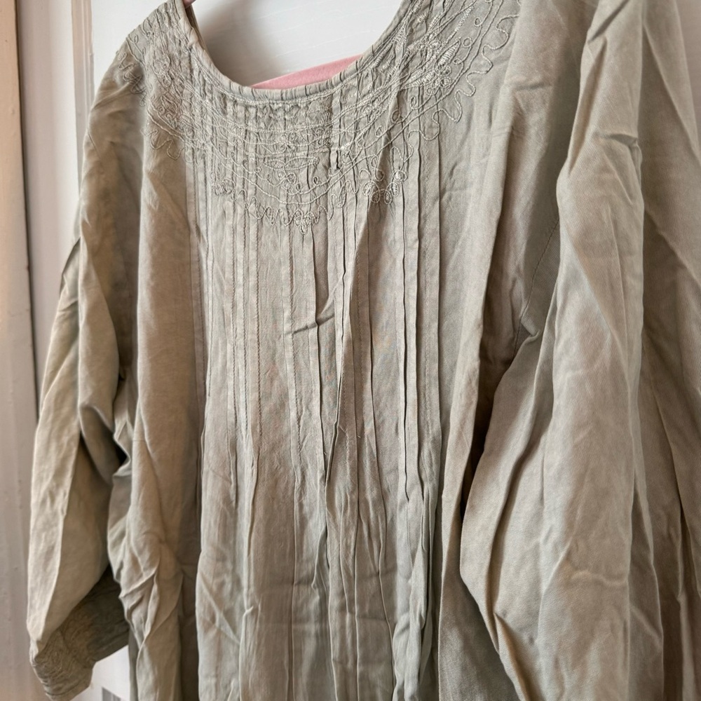 Solitaire Pintuck Embroidered Flowy Boho 3/4 Sleeve Top Size 2X NWT - Picture 5 of 15